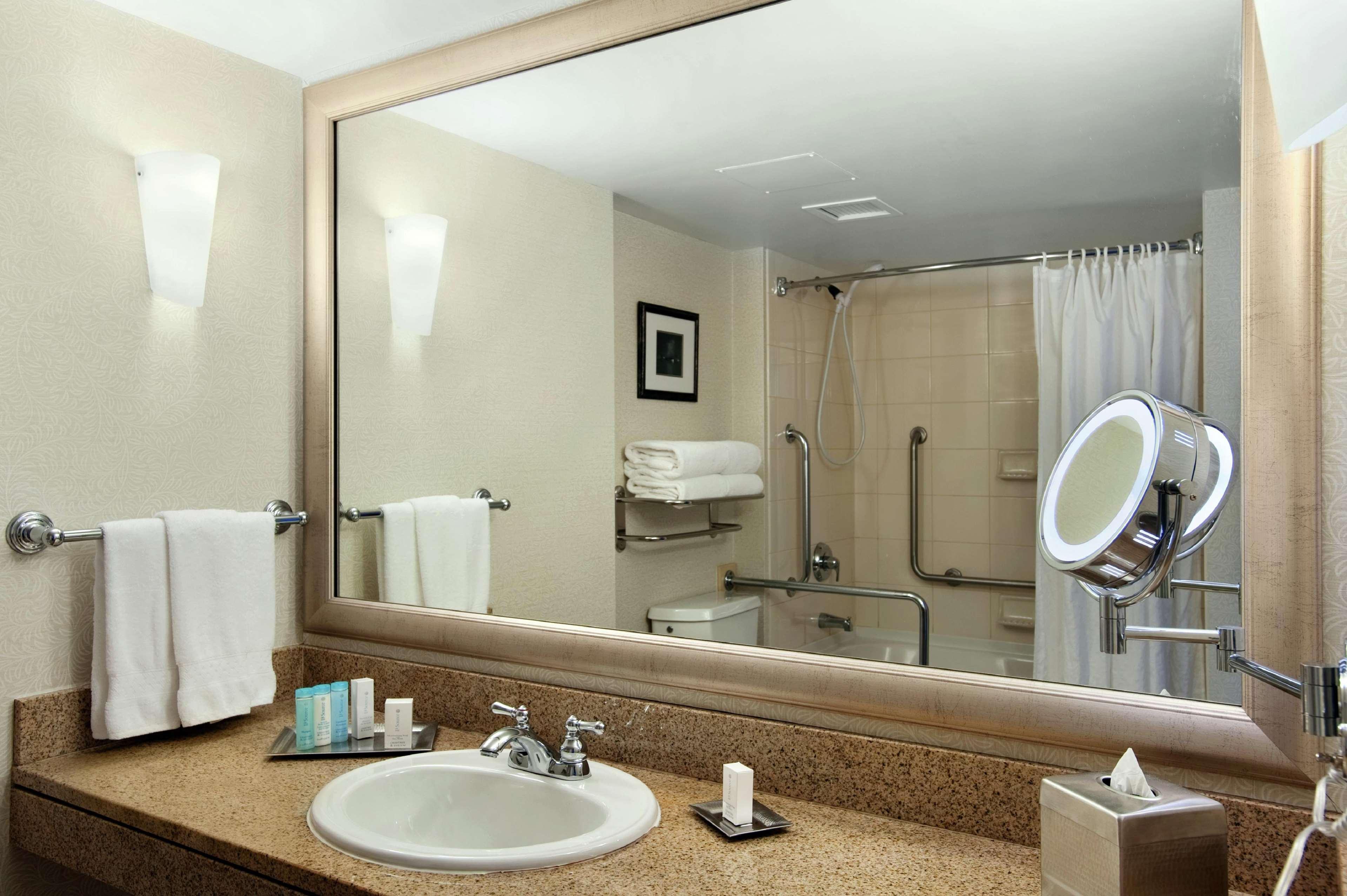 Hilton Vancouver Metrotown Бернаби Экстерьер фото